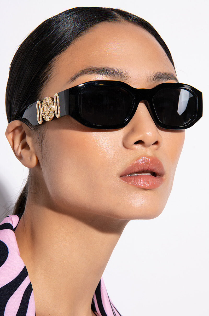 FLIGHT IN THE MORNING SUNNIES