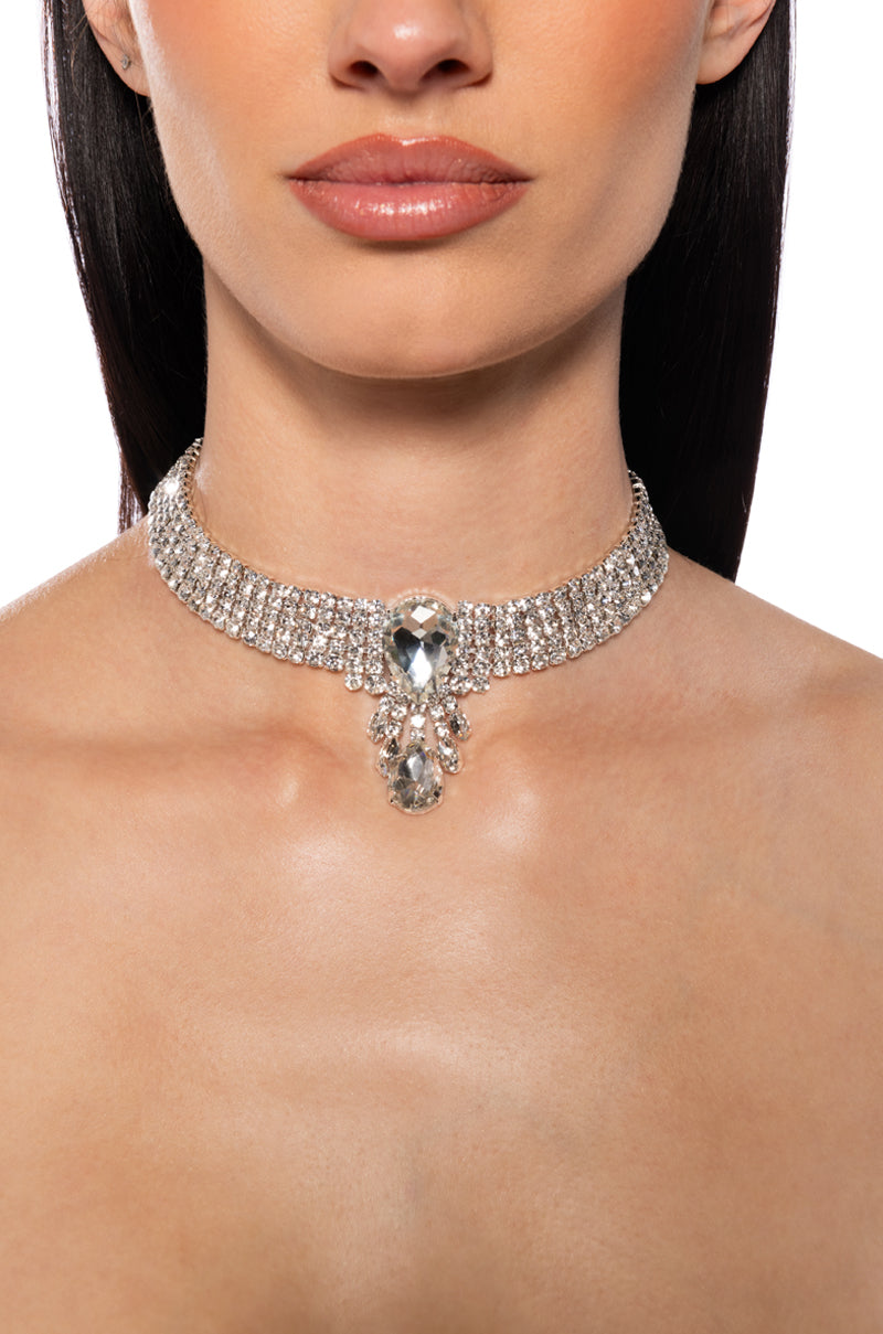 ROMANCE ME CHOKER IN SILVER