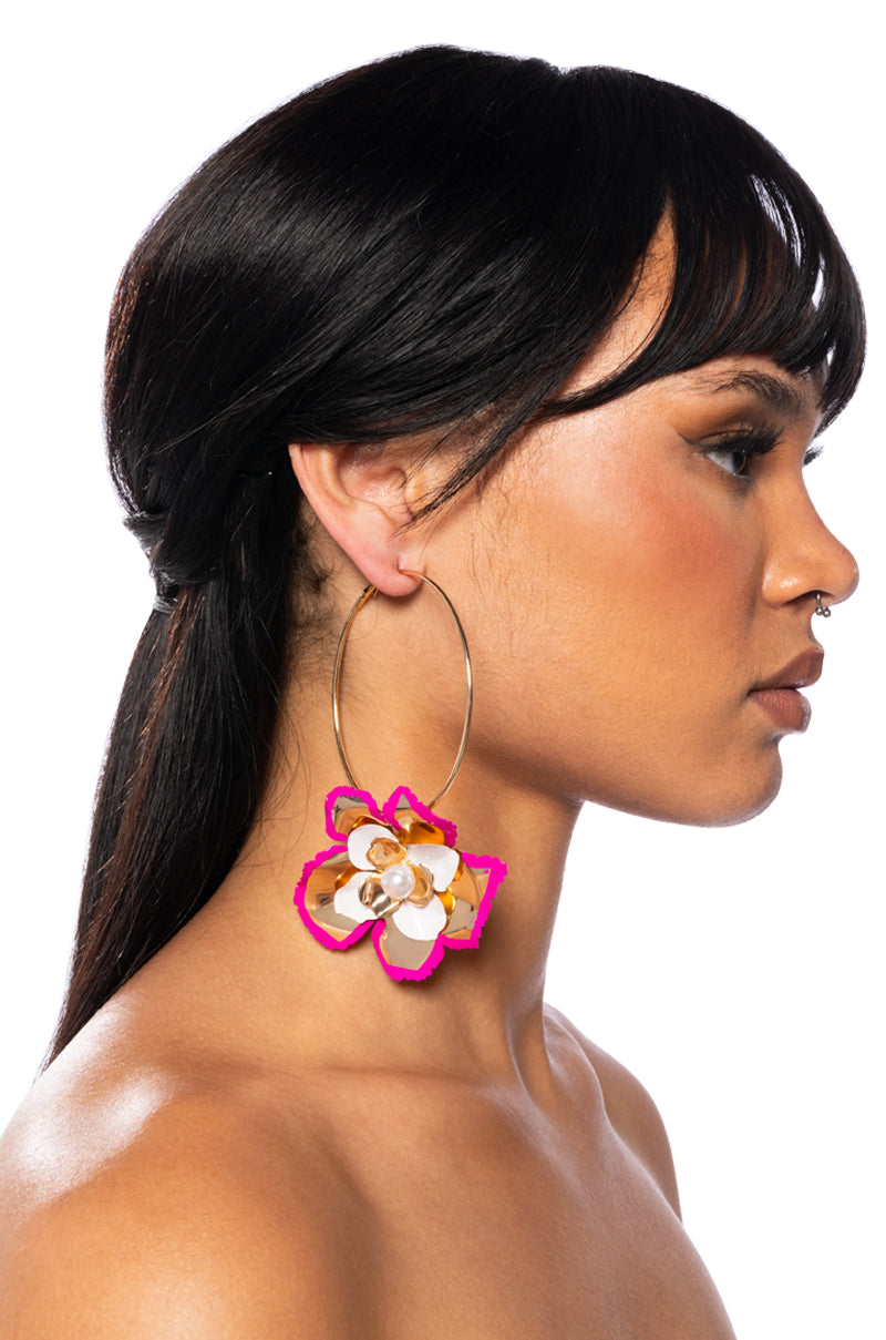 TRIPPIN FLOWER HOOP IN GOLD